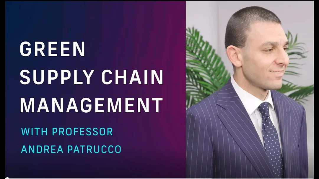 Giảng viên giải thích green supply chain management trong logistics và supply chain
