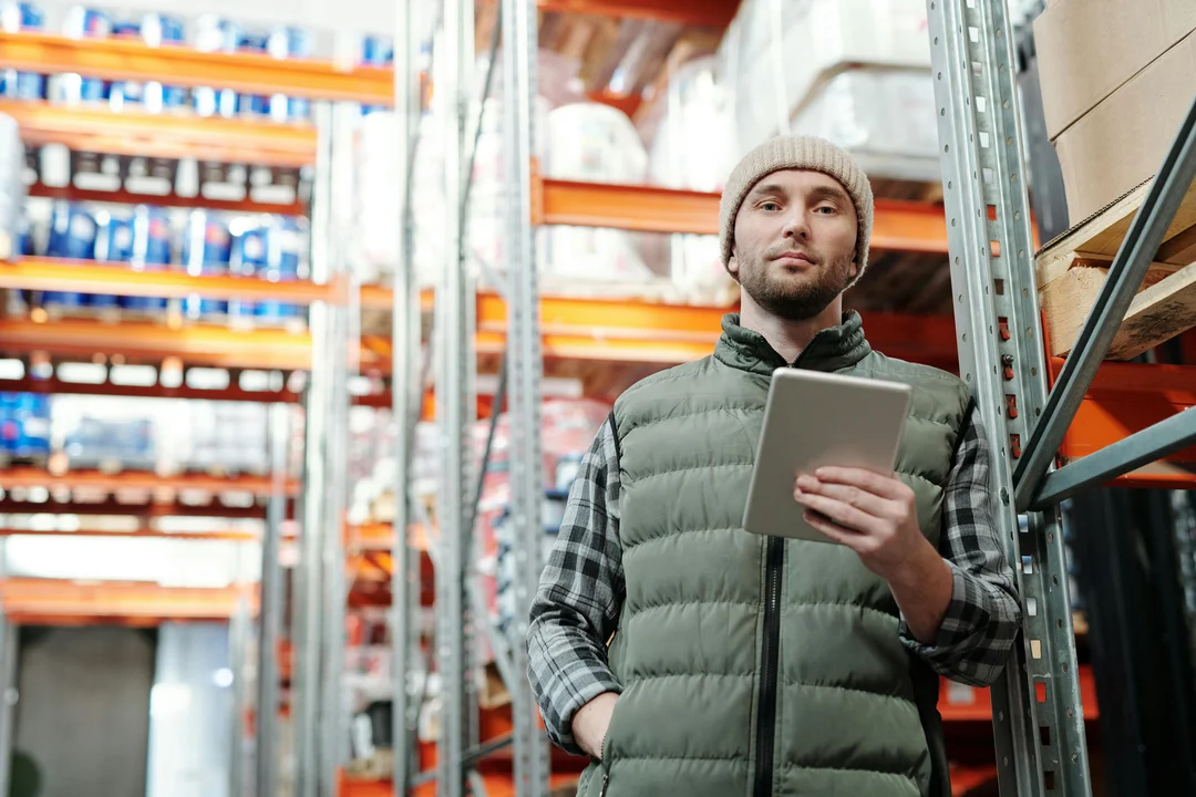 supply chain management analytics với nhân sự kho kiểm tra dữ liệu trên máy tính bảng