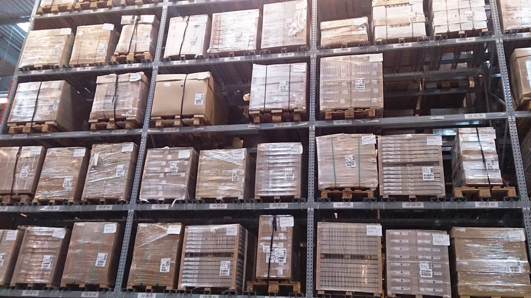 Pallet hàng trong kho dùng cho bài tập quản trị tồn kho supply chain management textbook và pallet hàng trong kho